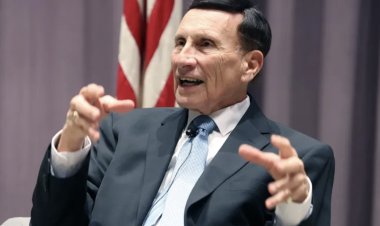 Former Rep. Mica Presents Papers to Winter Park Library